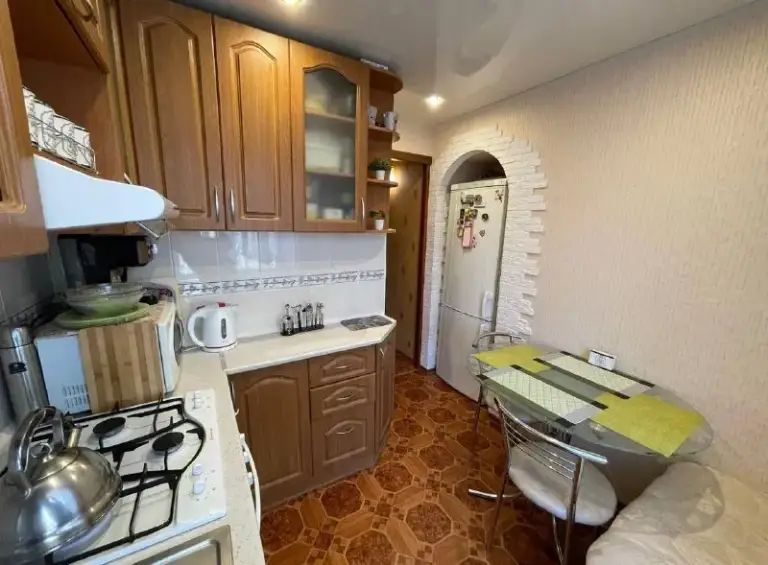 Продам двухкомнатную квартиру

🌇Донецк, ленинский район, бульвар франко 46📌

✅Общая площадь 47м²
✅Жилая 31м²
📑Документы готовы к сделке
👍Состояние квартиры- заходи и живи.
💦Вода согласно графику
✅Комнаты раздельные, квартира не угловая!
✅Дом кирпичный, очень тёплый! - фотография - 9