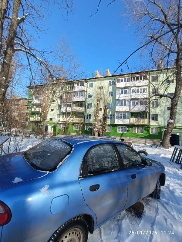 Продаётся просторная 3-комнатная квартира от собственника

🌇В центре города харцызск, адрес: ул. Вокзальная, 74📌

💰Цена: 3 300 000 ₽ (торг уместен)

❗️Отличный вариант как для проживания, так и для инвестиций.

✅Планировка: три раздельные комнаты: 17,7 / 17,6 / 10,7 м²
Удобная планировка без проходных комнат, совмещённый санузел
✅5 Этаж из 5

✅Состояние дома: дом проходит реконструкцию. В 2025 году выполнен капитальный ремонт крыши. Имеется накопительный бак (не установлен). - фотография - 1