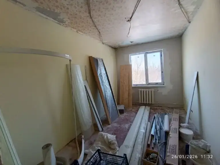 Продаётся просторная 3-комнатная квартира от собственника

🌇В центре города харцызск, адрес: ул. Вокзальная, 74📌

💰Цена: 3 300 000 ₽ (торг уместен)

❗️Отличный вариант как для проживания, так и для инвестиций.

✅Планировка: три раздельные комнаты: 17,7 / 17,6 / 10,7 м²
Удобная планировка без проходных комнат, совмещённый санузел
✅5 Этаж из 5

✅Состояние дома: дом проходит реконструкцию. В 2025 году выполнен капитальный ремонт крыши. Имеется накопительный бак (не установлен). - фотография - 5