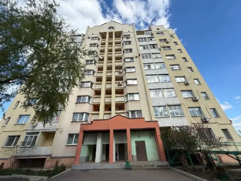 Продается 1-комнатная квартира в новостройке - петровский район, донецк!
Статус - твой выбор в мире недвижимости!🤝
📍Донецк, ул. Степана щепачева,39
Петровский район
✅Год постройки: 2012 (новостройка);
✅Общая площадь: 40 м²;
✅Этаж: 5‑й из 9;
✅Тип: однокомнатная квартира.
✅Надёжный дом новой постройки — минимальные затраты на ремонт и обслуживание;
✅Оптимальный этаж: не первый (нет сырости и шума с улицы), не последний (исключены проблемы с крышей);
✅Удобная планировка для одного человека или молодой семьи;
✅Развитая инфраструктура района — магазины, остановки общественного транспорта, социальные учреждения в шаговой доступности.
📌Квартира подойдёт как для собственного проживания, так и для сдачи в аренду.
💸 3 500 000 Руб.
☎️+79495753652
📞+79490774949 - фотография - 1