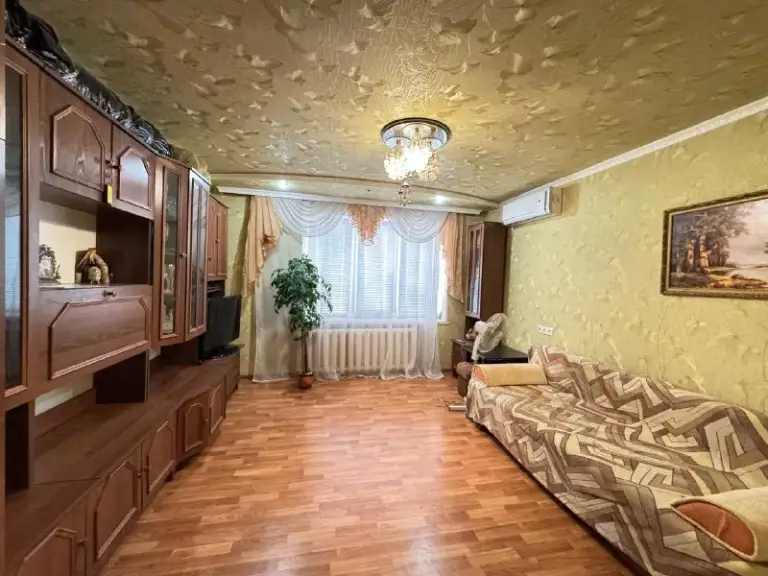 Аренда 2х комнатной квартиры в кировском р-не/конти улица старицкого- первая аренда.

📍Улица старицкого

Квартира никогда не была в аренде. Две раздельные комнаты: гостиная и спальня.
В квартире есть все необходимое для комфортной жизни: кондиционер, телевизор, стиральная машинка.

Вода 💦 на первом этаже, но‼️‼️
Собственник готов установить насос на стояк и накопительный бак, что бы вода в квартиру поступала круглосуточно.

Только долгосрочная аренда от 6 месяцев.

Стоимость аренды 35.000₽
Оплата по факту заселения.

Для просмотра звоните 📲 +79491690454 - фотография - 1