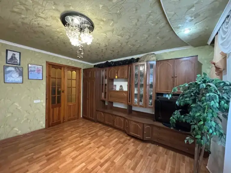 Аренда 2х комнатной квартиры в кировском р-не/конти улица старицкого- первая аренда.

📍Улица старицкого

Квартира никогда не была в аренде. Две раздельные комнаты: гостиная и спальня.
В квартире есть все необходимое для комфортной жизни: кондиционер, телевизор, стиральная машинка.

Вода 💦 на первом этаже, но‼️‼️
Собственник готов установить насос на стояк и накопительный бак, что бы вода в квартиру поступала круглосуточно.

Только долгосрочная аренда от 6 месяцев.

Стоимость аренды 35.000₽
Оплата по факту заселения.

Для просмотра звоните 📲 +79491690454 - фотография - 2