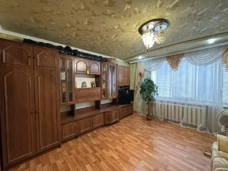 Аренда 2х комнатной квартиры в кировском р-не/конти улица старицкого- первая аренда.

📍Улица старицкого

Квартира никогда не была в аренде. Две раздельные комнаты: гостиная и спальня.
В квартире есть все необходимое для комфортной жизни: кондиционер, телевизор, стиральная машинка.

Вода 💦 на первом этаже, но‼️‼️
Собственник готов установить насос на стояк и накопительный бак, что бы вода в квартиру поступала круглосуточно.

Только долгосрочная аренда от 6 месяцев.

Стоимость аренды 35.000₽
Оплата по факту заселения.

Для просмотра звоните 📲 +79491690454 - фотография - 3