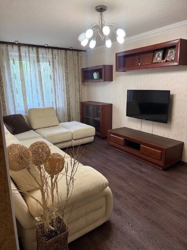 🏡Аренда 3-трехкомнатной квартиры
🌇Город: донецк днр
🏙️Район: кировский р-н
🗺Микрорайон текстильщик ул. Пинтера
• Этажность–4/9 жилого дома
• Общая площадь–65 м2
• Квартира сдаётся с евро ремонтом
• Дорогая мебель и техника
• Сдам семейной паре. Без маленьких детей и животных.
• Также могу рассмотреть одного человека
• В квартире есть все удобства для комфортного проживания
2 Кондиционера, бойлер, в подъезде установлен насос
Только на длительный срок
• На длительный срок, минимум 1 год.
• Сдам порядочным, адекватным арендаторам
🔥Собственник, без комиссии!!!
💴Цена: 45.000 руб+залог 45.000 возвращается при выезде
📲За более подробной информацией звоните
☎️+7(918) 444-23-76
📨Подписаться - фотография - 6