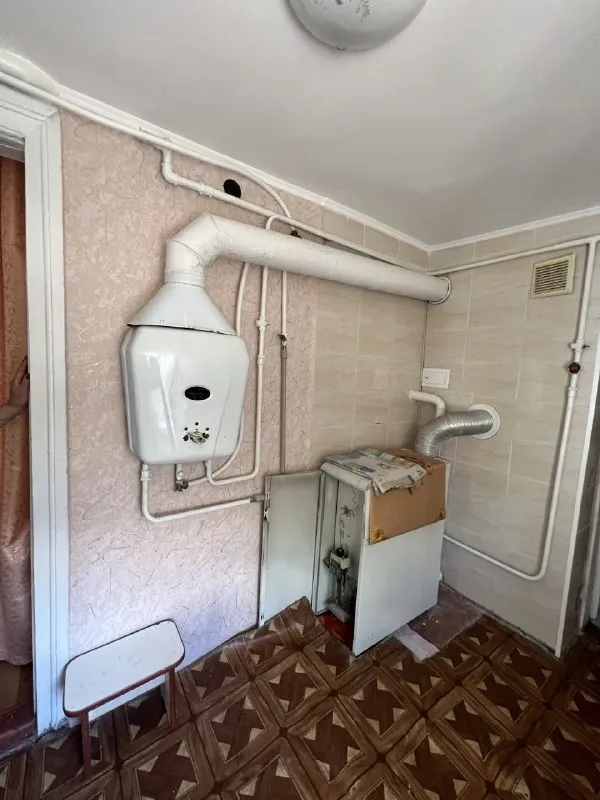 Продажа дома в киевском районе

Стройте свое пространство с агентством недвижимости город.
Вы мечтаете - мы реализовываем💫

🏗Район: киевский
🚪Общая площадь - 66 м2

Продается дом в киевском районе, переулок уманский 23, ориентир - улица павла поповича, ветка.

Участок 4 сотки - не приватизирован.

✔️4 Комнаты
✔️Гараж с ямой
✔️Летняя кухня
✔️Теплица
✔️Газ
✔️Центральная канализация

Рядом отличная транспортная развязка, инфраструктура!

💵Цена: 6 000 000 рублей (торг)
☎️Телефон: +7 (949) 513 13 00 - фотография - 3