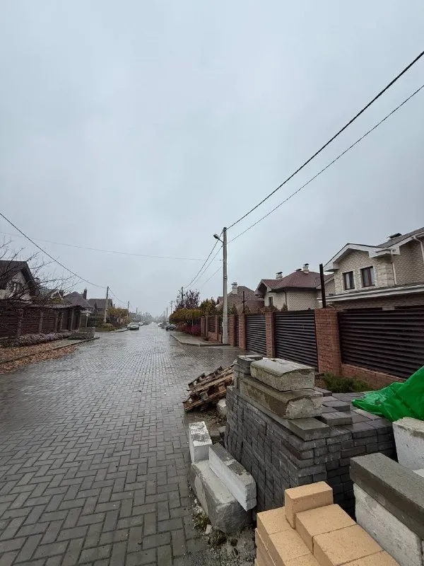 Продажа дома в закрытом комплексе «калинкино» в донецке, калининский район!
Агентство недвижимости «статус» - твой выбор в мире недвижимости!🤝
📍Расположение: калининский район донецка, рядом с проспектом мира.
✅Площадь дома: 270 м²;
✅Отдельно стоящий дом;
✅2 Гаража;
✅Участок: 10 соток (приватизирован);
✅Свободная планировка;
✅Высокие потолки. - фотография - 2