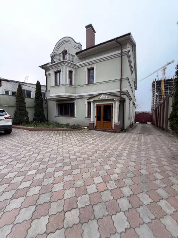 Exclusive! Продажа дома ! Vip-class в лучшей локации донецка 👌🏡

🌇Донецк, ворошиловский р-н, ул. Роза люксембург, п-р ватутина📌

🔥У вас есть уникальная возможность стать владельцем: двух домов на одном участке
- 1Й под чистовую отделку - 400 м2
- 2Й дом с ремонтом - 250 м 2

✅Ландшафтный дизайн участка
✅Дом построен из высококачественных материалов
🅿Гараж на две машины
💰Стартовая стоимость данного объекта - 30.000.000 💸

🎁 Все что вы видите на фото, остается новым собственникам

📲☎️+79490370636

Подписаться  |  📩дать объявление
📲Наш max - фотография - 1