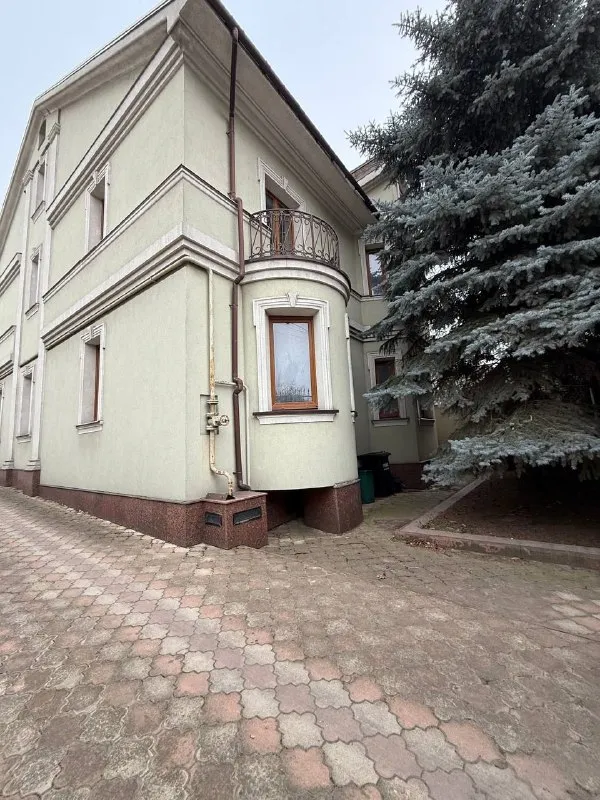 Exclusive! Продажа дома ! Vip-class в лучшей локации донецка 👌🏡

🌇Донецк, ворошиловский р-н, ул. Роза люксембург, п-р ватутина📌

🔥У вас есть уникальная возможность стать владельцем: двух домов на одном участке
- 1Й под чистовую отделку - 400 м2
- 2Й дом с ремонтом - 250 м 2

✅Ландшафтный дизайн участка
✅Дом построен из высококачественных материалов
🅿Гараж на две машины
💰Стартовая стоимость данного объекта - 30.000.000 💸

🎁 Все что вы видите на фото, остается новым собственникам

📲☎️+79490370636

Подписаться  |  📩дать объявление
📲Наш max - фотография - 2