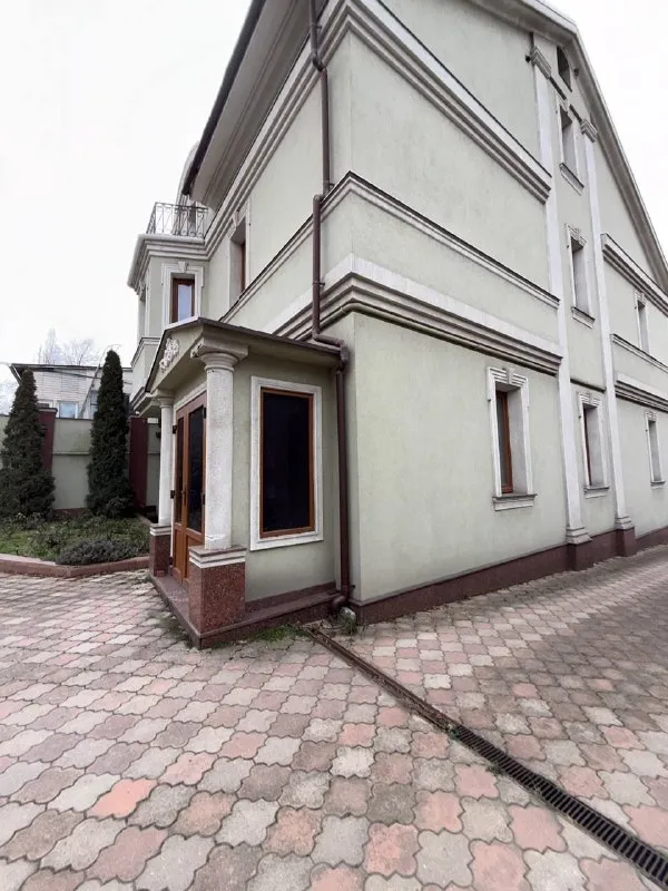Exclusive! Продажа дома ! Vip-class в лучшей локации донецка 👌🏡

🌇Донецк, ворошиловский р-н, ул. Роза люксембург, п-р ватутина📌

🔥У вас есть уникальная возможность стать владельцем: двух домов на одном участке
- 1Й под чистовую отделку - 400 м2
- 2Й дом с ремонтом - 250 м 2

✅Ландшафтный дизайн участка
✅Дом построен из высококачественных материалов
🅿Гараж на две машины
💰Стартовая стоимость данного объекта - 30.000.000 💸

🎁 Все что вы видите на фото, остается новым собственникам

📲☎️+79490370636

Подписаться  |  📩дать объявление
📲Наш max - фотография - 3