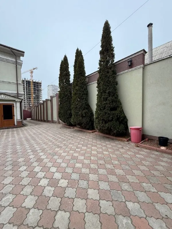 Exclusive! Продажа дома ! Vip-class в лучшей локации донецка 👌🏡

🌇Донецк, ворошиловский р-н, ул. Роза люксембург, п-р ватутина📌

🔥У вас есть уникальная возможность стать владельцем: двух домов на одном участке
- 1Й под чистовую отделку - 400 м2
- 2Й дом с ремонтом - 250 м 2

✅Ландшафтный дизайн участка
✅Дом построен из высококачественных материалов
🅿Гараж на две машины
💰Стартовая стоимость данного объекта - 30.000.000 💸

🎁 Все что вы видите на фото, остается новым собственникам

📲☎️+79490370636

Подписаться  |  📩дать объявление
📲Наш max - фотография - 5