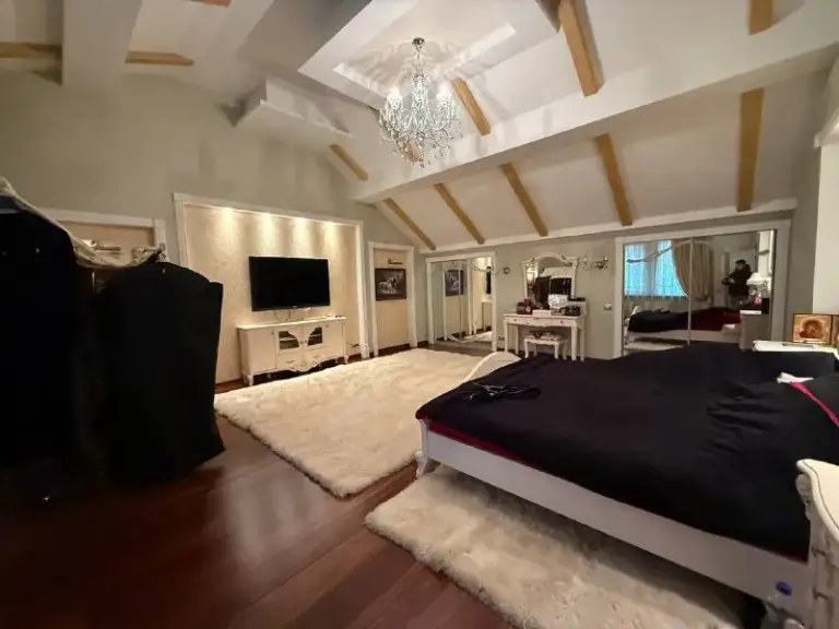 Exclusive! Продажа дома ! Vip-class в лучшей локации донецка 👌🏡

🌇Донецк, ворошиловский р-н, ул. Роза люксембург, п-р ватутина📌

🔥У вас есть уникальная возможность стать владельцем: двух домов на одном участке
- 1Й под чистовую отделку - 400 м2
- 2Й дом с ремонтом - 250 м 2

✅Ландшафтный дизайн участка
✅Дом построен из высококачественных материалов
🅿Гараж на две машины
💰Стартовая стоимость данного объекта - 30.000.000 💸

🎁 Все что вы видите на фото, остается новым собственникам

📲☎️+79490370636

Подписаться  |  📩дать объявление
📲Наш max - фотография - 6
