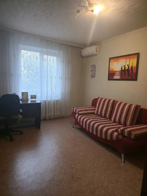 Продаю 3х комнатную квартиру

🌇Донецк, куйбышевский р-н, топаз, ул. Словацкая📌

✅4 Этаж 9-ти этажного дома.
✅Пластиковые окна, входная металлическая дверь
✅Заменены все сантехнические коммуникации.
👍Квартира в жилом состоянии, продаётся с мебелью и быттехникой (кондиционер, стиральная машина, холодильник)
✅2 Лоджии застеклены.

📑Документы к продаже готовы.
💰Цена: 4 млн ₽ торг возможен.

📲☎️+79493837193 Виктория ан
📲☎️+79384613180 (Тг, вотсап) - фотография - 2