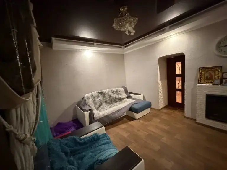Аренда 2х комнатного дома в центре куйбышевского района.
🏣Город: донецк
🏗Район: куйбышевский
📍Адрес: улица хлебодарная
🏘Комнат - 2
🪜Этаж - 1
📐 Площадь - 57м2
В доме автономное отопление, газовый котел.
Вода 💦 идет согласно графику города.
Две раздельные комнаты. Автономное отопление
Есть место под машину.
Своя территория, огород, для любителей тишины и уединения.
Хорошая локация. Рядом есть вся инфраструктура: магазины, банки, аптеки, больница, пункты выдачи озон и валдберис.
Остановка транспорта в пешей доступности.
Рассмотрят семейную пару или одного двух человек, мирных профессий.
Стоимость аренды 45.000₽ - торг
Оплата по факту заселения. В офис приезжать не нужно.
Для записи на просмотр звоните
📞+7-949-169-04-54
Покажем в удобное для вас время. - фотография - 3