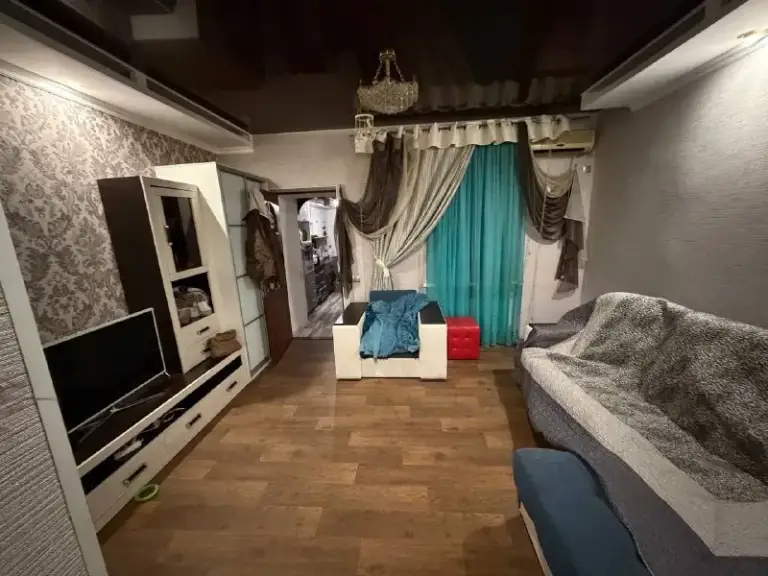 Аренда 2х комнатного дома в центре куйбышевского района.
🏣Город: донецк
🏗Район: куйбышевский
📍Адрес: улица хлебодарная
🏘Комнат - 2
🪜Этаж - 1
📐 Площадь - 57м2
В доме автономное отопление, газовый котел.
Вода 💦 идет согласно графику города.
Две раздельные комнаты. Автономное отопление
Есть место под машину.
Своя территория, огород, для любителей тишины и уединения.
Хорошая локация. Рядом есть вся инфраструктура: магазины, банки, аптеки, больница, пункты выдачи озон и валдберис.
Остановка транспорта в пешей доступности.
Рассмотрят семейную пару или одного двух человек, мирных профессий.
Стоимость аренды 45.000₽ - торг
Оплата по факту заселения. В офис приезжать не нужно.
Для записи на просмотр звоните
📞+7-949-169-04-54
Покажем в удобное для вас время. - фотография - 4