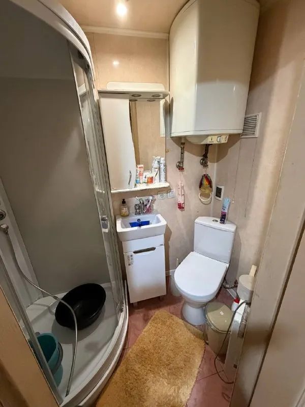 Аренда 2х комнатного дома в центре куйбышевского района.
🏣Город: донецк
🏗Район: куйбышевский
📍Адрес: улица хлебодарная
🏘Комнат - 2
🪜Этаж - 1
📐 Площадь - 57м2
В доме автономное отопление, газовый котел.
Вода 💦 идет согласно графику города.
Две раздельные комнаты. Автономное отопление
Есть место под машину.
Своя территория, огород, для любителей тишины и уединения.
Хорошая локация. Рядом есть вся инфраструктура: магазины, банки, аптеки, больница, пункты выдачи озон и валдберис.
Остановка транспорта в пешей доступности.
Рассмотрят семейную пару или одного двух человек, мирных профессий.
Стоимость аренды 45.000₽ - торг
Оплата по факту заселения. В офис приезжать не нужно.
Для записи на просмотр звоните
📞+7-949-169-04-54
Покажем в удобное для вас время. - фотография - 7