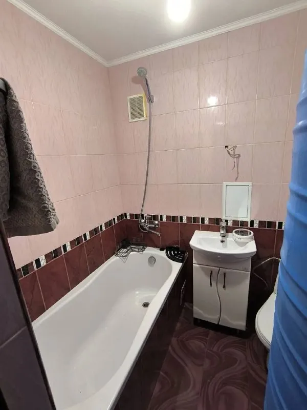 Продается двухкомнатная квартира в кировском районе, ул. Дагестанская 📍

• Этаж: 1 из 3 🏢
• Площадь: 33 м2 📐
• Цена: 2 500 000 рублей 💰

Прекрасная двухкомнатная квартира в хорошем состоянии! ✨ в квартире остается вся мебель и техника. 🛋️📺

Одно из главных преимуществ – круглосуточное водоснабжение благодаря накопительному баку.

💧🚰

🚘🏡Инфраструктура: рядом есть все необходимое - магазины, аптека, больница, детский садик, школа, конечная остановка «абакумова»

Квартира принадлежит одному собственнику, прописанных нет. 📄 все документы оформлены в росреестре. 🏛️✅

Цена 2 500 000 млн 🍋 без комиссии!!!

Для записи на просмотр звоните: +79495925765 милана - фотография - 5