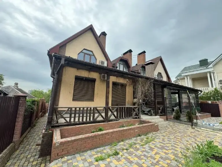 Продажа просторного таунхауса в калининском районе!
Агентство недвижимости «статус» - твой выбор в мире недвижимости!🤝
📍Адрес: г. Донецк, калининский район, ул. Узбекская, 44
✅Общая площадь дома: 275 м2
✅Участок 4 сотки - земля приватизирована
✅Дом под чистовую отделку
✅Проложены все необходимые коммуникации
(Отопление с котлом, электричество, вода, центральная канализация)
✅Кухня-столовая и гостиная объединены
✅Выход на открытую террасу из кухни
✅3 Спальни, постирочная, кабинет, гостевая спальня на первом этаже, в нижнем уровне большая комната свободного назначения, удобная широкая лестница, просторная входная группа с гардеробной
✅Удобное расположение: развитая инфраструктура рядом, тихое и комфортное место для жизни
✅Во дворе — готовая чаша под бассейн
💰16 000 000 ₽
☎️+79496455686
📞+79495753652 - фотография - 2