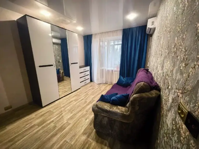 🏡Сдаётся впервые!
1К квартира
🗺Донецк, будённовский район, ул. Краснооктябрьская, район юэсс.
• Отличный район для жизни: транспортная доступность, рынок, магазины, прс, большой парк после ремонта, школы, сады.
• Есть место для авто.

4/5, Вода по графику.
Свежий ремонт.

• Вся необходимая мебель и техника.

• В комнате кровать с новым ортопедическим матрацем, диван, шкаф, комод, кондиционер.

• Кухня: стиральная машина, варочная поверхность, духовой шкаф, холодильник.
Новый кухонный гарнитур.
Стол, стулья, телевизор.

• Проведён интернет.
Мпо

• Балкон застеклен.

🔥Собственник!

💴Цена: 20.000 +ком. Услуги (около 1500р)

☎️+7-949-418-67-71
Карина

📨Подписаться - фотография - 1
