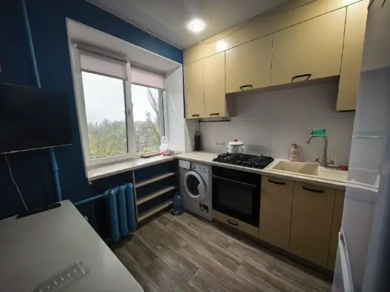 🏡Сдаётся впервые!
1К квартира
🗺Донецк, будённовский район, ул. Краснооктябрьская, район юэсс.
• Отличный район для жизни: транспортная доступность, рынок, магазины, прс, большой парк после ремонта, школы, сады.
• Есть место для авто.

4/5, Вода по графику.
Свежий ремонт.

• Вся необходимая мебель и техника.

• В комнате кровать с новым ортопедическим матрацем, диван, шкаф, комод, кондиционер.

• Кухня: стиральная машина, варочная поверхность, духовой шкаф, холодильник.
Новый кухонный гарнитур.
Стол, стулья, телевизор.

• Проведён интернет.
Мпо

• Балкон застеклен.

🔥Собственник!

💴Цена: 20.000 +ком. Услуги (около 1500р)

☎️+7-949-418-67-71
Карина

📨Подписаться - фотография - 6