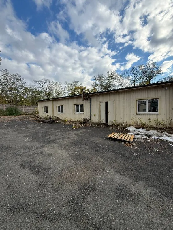 ☎️+79490370636
☎️+79495059339
Продажа коммерческого помещения - 341 квадратных метров!
Ленинский район, ул. Левобережная (мрэо № 1)
Стройте свое пространство с агентством недвижимости город.
Вы мечтаете - мы реализовываем.
📌Площадь помещения: 341,8 м²
📌На территории имеется отдельно стоящее офисное помещение площадью 40 м²
📌Площадь участка: 0,1840 га (в аренде)
📌Коммуникации: свет, вода, центральная канализация
📌Два заезда: под легковой и грузовой транспорт
📌Территория: огорожена забором, полностью асфальтирована
Помещение ранее использовалось под цех по производству чулочно-носочных изделий.
📍Около 50 станков
Подходит под производство, склад, автосервис, логистику, мастерскую или цех любого профиля
Документы готовы к продаже!
Цена: 27.000.000
☎️+79490370636
☎️+79495059339 - фотография - 1
