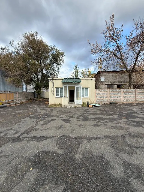 ☎️+79490370636
☎️+79495059339
Продажа коммерческого помещения - 341 квадратных метров!
Ленинский район, ул. Левобережная (мрэо № 1)
Стройте свое пространство с агентством недвижимости город.
Вы мечтаете - мы реализовываем.
📌Площадь помещения: 341,8 м²
📌На территории имеется отдельно стоящее офисное помещение площадью 40 м²
📌Площадь участка: 0,1840 га (в аренде)
📌Коммуникации: свет, вода, центральная канализация
📌Два заезда: под легковой и грузовой транспорт
📌Территория: огорожена забором, полностью асфальтирована
Помещение ранее использовалось под цех по производству чулочно-носочных изделий.
📍Около 50 станков
Подходит под производство, склад, автосервис, логистику, мастерскую или цех любого профиля
Документы готовы к продаже!
Цена: 27.000.000
☎️+79490370636
☎️+79495059339 - фотография - 2