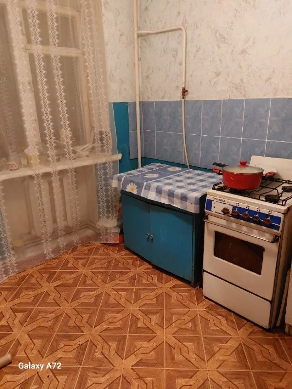Продам однокомнатную квартиру. Г. Зугрэс. Ул. Калинина д. 22 2эт. 5 эт. Кирпичного дома. Квартира не угловая, теплая. Есть вместительная кладовая. Трубы пластик. Санузел совмещен. Цена 900000 руб. Тел. +79493845891 - фотография - 2