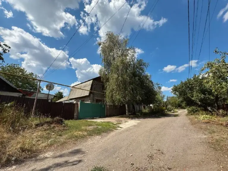 Продажа дома в киевском районе

Стройте свое пространство с агентством недвижимости город.
Вы мечтаете - мы реализовываем💫

🏗Район: киевский
🏢Этажность - 2
🚪Общая площадь - 90 м2

Продажа дома в киевском районе, ориентир - жд вокзал, "маяк", топаз, улица анадольская.

📌Общая квадратура 90 кв. М
Первый этаж: 60 кв. М
Второй этаж: 30 кв. М
📌Участок 4,5 соток

📌Центральные коммуникации: газ, вода, канализация
📍В доме: 3 комнаты плюс санузел. Состояние - заезжай и живи
📍Во дворе - место для стоянки 2х машин, подвал, хозяйственные постройки
📍Плодовый сад (вишня, персик, яблоня, абрикос, груша)

Рядом с домом красивый водоем.

Удобное транспортное сообщение в любом направлении города. В шаговой доступности ул. Артёма и ул. Куйбышева.

Стоимость снижена

Документы готовы к сделке❗️

💵Цена: 5 800 000 рублей
☎️Телефон: +7 (949) 630 77 78
☎️Телефон: +7 (949) 513 13 00 - фотография - 1