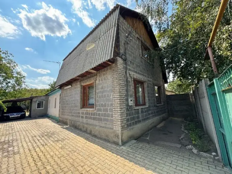 Продажа дома в киевском районе

Стройте свое пространство с агентством недвижимости город.
Вы мечтаете - мы реализовываем💫

🏗Район: киевский
🏢Этажность - 2
🚪Общая площадь - 90 м2

Продажа дома в киевском районе, ориентир - жд вокзал, "маяк", топаз, улица анадольская.

📌Общая квадратура 90 кв. М
Первый этаж: 60 кв. М
Второй этаж: 30 кв. М
📌Участок 4,5 соток

📌Центральные коммуникации: газ, вода, канализация
📍В доме: 3 комнаты плюс санузел. Состояние - заезжай и живи
📍Во дворе - место для стоянки 2х машин, подвал, хозяйственные постройки
📍Плодовый сад (вишня, персик, яблоня, абрикос, груша)

Рядом с домом красивый водоем.

Удобное транспортное сообщение в любом направлении города. В шаговой доступности ул. Артёма и ул. Куйбышева.

Стоимость снижена

Документы готовы к сделке❗️

💵Цена: 5 800 000 рублей
☎️Телефон: +7 (949) 630 77 78
☎️Телефон: +7 (949) 513 13 00 - фотография - 2