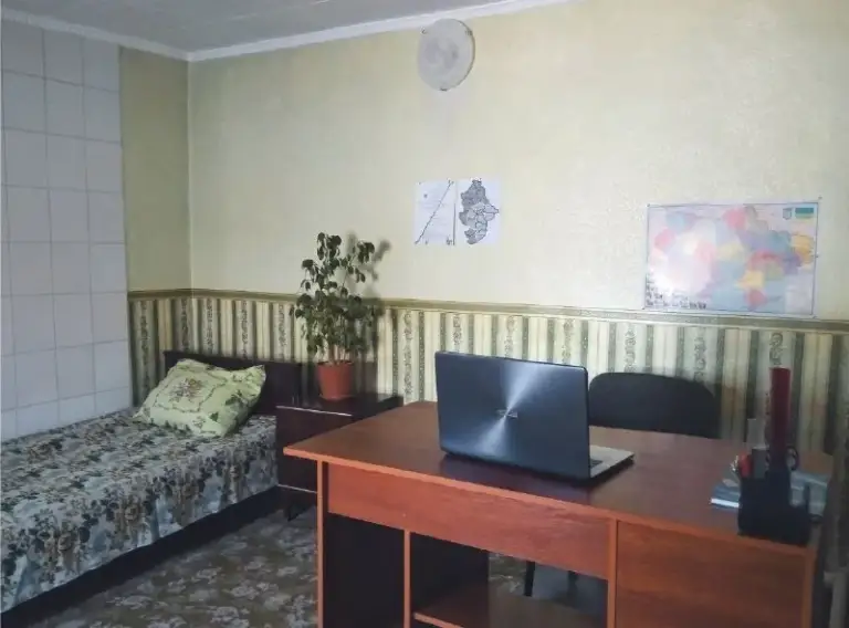 Продажа дома в киевском районе

Стройте свое пространство с агентством недвижимости город.
Вы мечтаете - мы реализовываем💫

🏗Район: киевский
🏢Этажность - 2
🚪Общая площадь - 90 м2

Продажа дома в киевском районе, ориентир - жд вокзал, "маяк", топаз, улица анадольская.

📌Общая квадратура 90 кв. М
Первый этаж: 60 кв. М
Второй этаж: 30 кв. М
📌Участок 4,5 соток

📌Центральные коммуникации: газ, вода, канализация
📍В доме: 3 комнаты плюс санузел. Состояние - заезжай и живи
📍Во дворе - место для стоянки 2х машин, подвал, хозяйственные постройки
📍Плодовый сад (вишня, персик, яблоня, абрикос, груша)

Рядом с домом красивый водоем.

Удобное транспортное сообщение в любом направлении города. В шаговой доступности ул. Артёма и ул. Куйбышева.

Стоимость снижена

Документы готовы к сделке❗️

💵Цена: 5 800 000 рублей
☎️Телефон: +7 (949) 630 77 78
☎️Телефон: +7 (949) 513 13 00 - фотография - 6