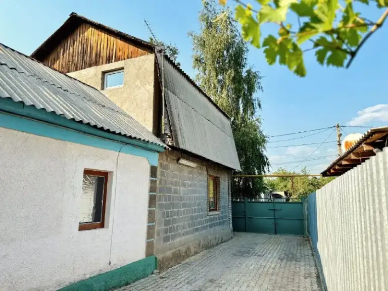Продажа дома в киевском районе

Стройте свое пространство с агентством недвижимости город.
Вы мечтаете - мы реализовываем💫

🏗Район: киевский
🏢Этажность - 2
🚪Общая площадь - 90 м2

Продажа дома в киевском районе, ориентир - жд вокзал, "маяк", топаз, улица анадольская.

📌Общая квадратура 90 кв. М
Первый этаж: 60 кв. М
Второй этаж: 30 кв. М
📌Участок 4,5 соток

📌Центральные коммуникации: газ, вода, канализация
📍В доме: 3 комнаты плюс санузел. Состояние - заезжай и живи
📍Во дворе - место для стоянки 2х машин, подвал, хозяйственные постройки
📍Плодовый сад (вишня, персик, яблоня, абрикос, груша)

Рядом с домом красивый водоем.

Удобное транспортное сообщение в любом направлении города. В шаговой доступности ул. Артёма и ул. Куйбышева.

Стоимость снижена

Документы готовы к сделке❗️

💵Цена: 5 800 000 рублей
☎️Телефон: +7 (949) 630 77 78
☎️Телефон: +7 (949) 513 13 00 - фотография - 9