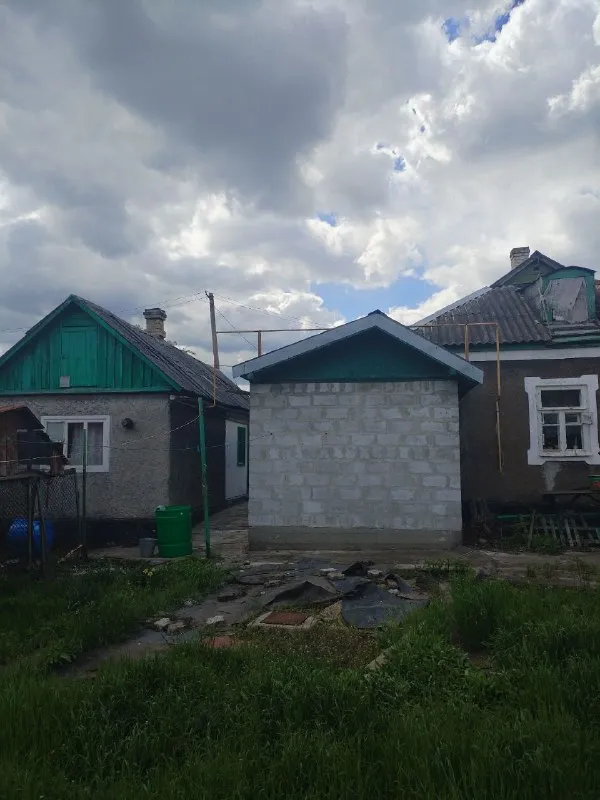 🏡Продаётся отдельно стоящий дом
🌇Город: донецк днр
🏙️Район: ленинский р-н
🗺Микрорайон боссе, улица пухова

• Общая площадь дома 50 м2

• Дом шлаконаливной, газифицированный, газовое отопление (двухконтурный котёл)
• Окна частично пластиковые

• Вода круглосуточно
• Канализация септик
• Есть погреб
• На территории участка есть газифицированная летняя кухня, площадью 20 м2

• Так же есть хоз постройки и огород площадью 2 сотки земли
• Рядом рынок боссе, магазины, школа, детский садик и остановка общественного транспорта
🔥Собственник

💴Цена: 5🍋000.000 рублей
☎️+7(949) 362-30-57

📨Подписаться - фотография - 2