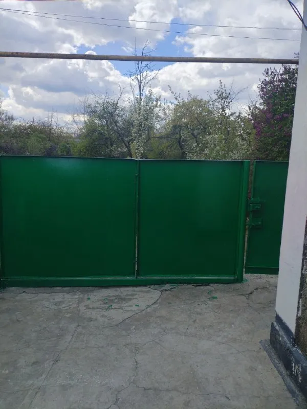🏡Продаётся отдельно стоящий дом
🌇Город: донецк днр
🏙️Район: ленинский р-н
🗺Микрорайон боссе, улица пухова

• Общая площадь дома 50 м2

• Дом шлаконаливной, газифицированный, газовое отопление (двухконтурный котёл)
• Окна частично пластиковые

• Вода круглосуточно
• Канализация септик
• Есть погреб
• На территории участка есть газифицированная летняя кухня, площадью 20 м2

• Так же есть хоз постройки и огород площадью 2 сотки земли
• Рядом рынок боссе, магазины, школа, детский садик и остановка общественного транспорта
🔥Собственник

💴Цена: 5🍋000.000 рублей
☎️+7(949) 362-30-57

📨Подписаться - фотография - 3
