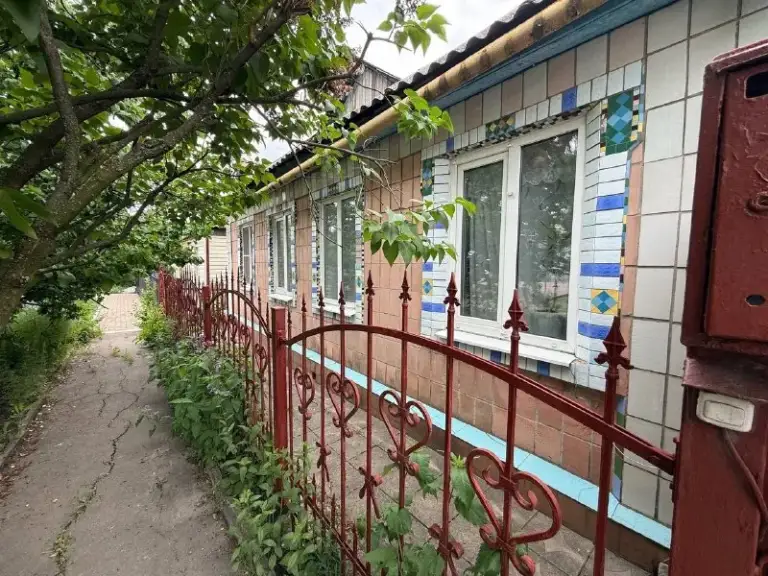 Продажа двух домов в калининском районе донецка!

Агентство недвижимости «статус» - твой выбор в мире недвижимости!🤝

📍Калининский район, ориентир — мотель.

✅Асфальтированная и освещённая улица;
✅Удобная транспортная развязка;
✅2 Дома общей площадью 95 м² и 60 м², полностью готовы к проживанию;
✅Земельный участок — 3,5 сотки;
✅Гараж;
✅Фруктовые дер. .. Emoji-id="5449494525670082610">✅отопление — газ (газовый котёл);
✅Центральное водоснабжение;
✅Центральная канализация;
✅Крыша перекрыта, не течёт.

📌Больше фото по запросу!

💸 5 200 000 Руб.

☎️+79495753652
📞+79496455686 - фотография - 1