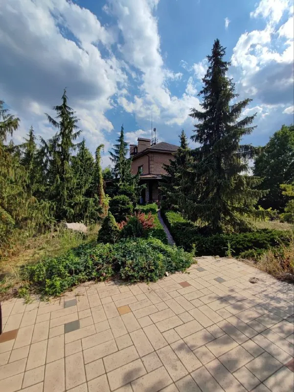 Продается дом, в котором
Начинается новая жизнь.

🌇Донецк, калининский район,
Улица фомина📌

✅Дом 515 м2
🌎Земля 20 соток
💰Стоимость 30 млн. Рублей

✅515 М² пространства, где каждая деталь создана для комфорта и уюта. Участок 20 соток — ваш личный уголок тишины и свободы прямо на берегу реки. Утро здесь начинается с мягкого света над водой, а вечера — с ощущением абсолютного покоя.

✅Эксклюзив, которому нет аналогов в городе. - фотография - 1