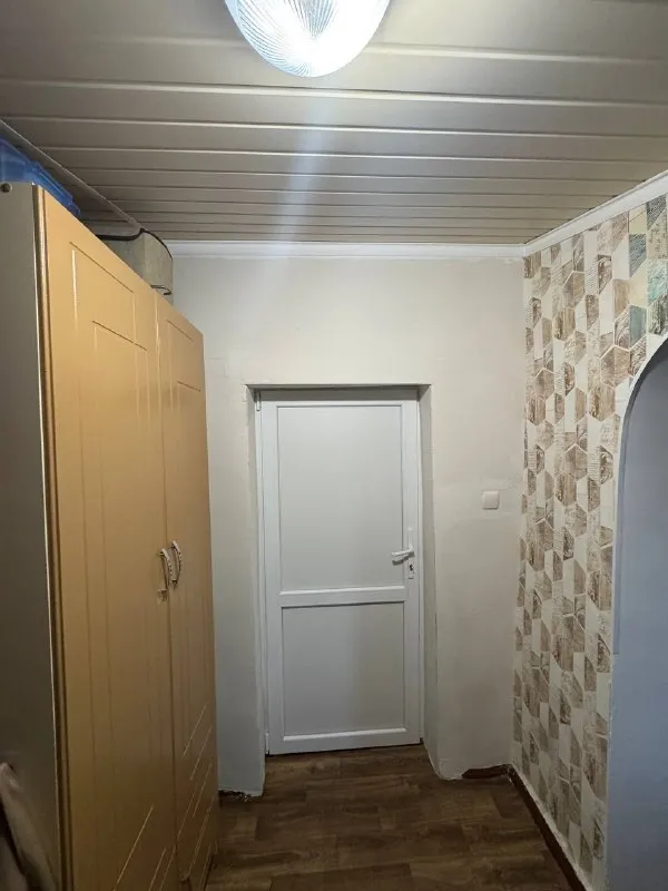 Продажа уютного жилого дома в зугрэсе
🏡 Посёлок южный, зугрэс улица мира— прекрасное место для спокойной жизни!
📏 Общая площадь: 42 кв. М.
🔹 Дом полностью утеплён, установлены пластиковые окна
🔹 Имеется сухой подвал для хранения
🔹 Санузел расположен внутри дома, и на улице (на летней период, для удобства )установлен нагревательный бак
🔹 Просторная летняя кухня, удобный навес и собственный колодец. Центральный водопровод заведен в дом.
🔹 Печное отопление для комфорта в холодное время года
🌳 Участок земли площадью 5 соток — идеально для сада и отдыха
✅В доме остается вся мебель. 📑документы готовы к продаже
✅ Собственник. Стоимость дома 2.500.000₽. Телефон+79490862059. Виктория
▪️ Недвижимость большого харцызска 👈 подписаться
▪️ Разместить объявление
▪️ Обсудить - фотография - 2