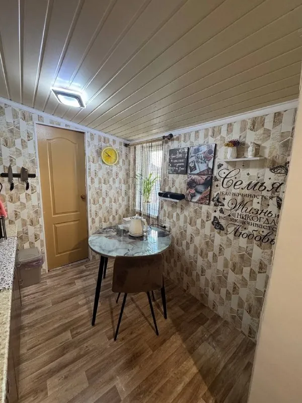 Продажа уютного жилого дома в зугрэсе
🏡 Посёлок южный, зугрэс улица мира— прекрасное место для спокойной жизни!
📏 Общая площадь: 42 кв. М.
🔹 Дом полностью утеплён, установлены пластиковые окна
🔹 Имеется сухой подвал для хранения
🔹 Санузел расположен внутри дома, и на улице (на летней период, для удобства )установлен нагревательный бак
🔹 Просторная летняя кухня, удобный навес и собственный колодец. Центральный водопровод заведен в дом.
🔹 Печное отопление для комфорта в холодное время года
🌳 Участок земли площадью 5 соток — идеально для сада и отдыха
✅В доме остается вся мебель. 📑документы готовы к продаже
✅ Собственник. Стоимость дома 2.500.000₽. Телефон+79490862059. Виктория
▪️ Недвижимость большого харцызска 👈 подписаться
▪️ Разместить объявление
▪️ Обсудить - фотография - 3