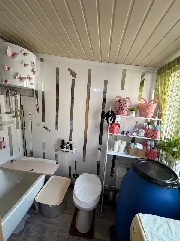 Продажа уютного жилого дома в зугрэсе
🏡 Посёлок южный, зугрэс улица мира— прекрасное место для спокойной жизни!
📏 Общая площадь: 42 кв. М.
🔹 Дом полностью утеплён, установлены пластиковые окна
🔹 Имеется сухой подвал для хранения
🔹 Санузел расположен внутри дома, и на улице (на летней период, для удобства )установлен нагревательный бак
🔹 Просторная летняя кухня, удобный навес и собственный колодец. Центральный водопровод заведен в дом.
🔹 Печное отопление для комфорта в холодное время года
🌳 Участок земли площадью 5 соток — идеально для сада и отдыха
✅В доме остается вся мебель. 📑документы готовы к продаже
✅ Собственник. Стоимость дома 2.500.000₽. Телефон+79490862059. Виктория
▪️ Недвижимость большого харцызска 👈 подписаться
▪️ Разместить объявление
▪️ Обсудить - фотография - 4