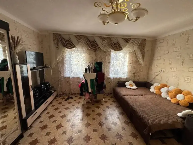 Продажа уютного жилого дома в зугрэсе
🏡 Посёлок южный, зугрэс улица мира— прекрасное место для спокойной жизни!
📏 Общая площадь: 42 кв. М.
🔹 Дом полностью утеплён, установлены пластиковые окна
🔹 Имеется сухой подвал для хранения
🔹 Санузел расположен внутри дома, и на улице (на летней период, для удобства )установлен нагревательный бак
🔹 Просторная летняя кухня, удобный навес и собственный колодец. Центральный водопровод заведен в дом.
🔹 Печное отопление для комфорта в холодное время года
🌳 Участок земли площадью 5 соток — идеально для сада и отдыха
✅В доме остается вся мебель. 📑документы готовы к продаже
✅ Собственник. Стоимость дома 2.500.000₽. Телефон+79490862059. Виктория
▪️ Недвижимость большого харцызска 👈 подписаться
▪️ Разместить объявление
▪️ Обсудить - фотография - 8