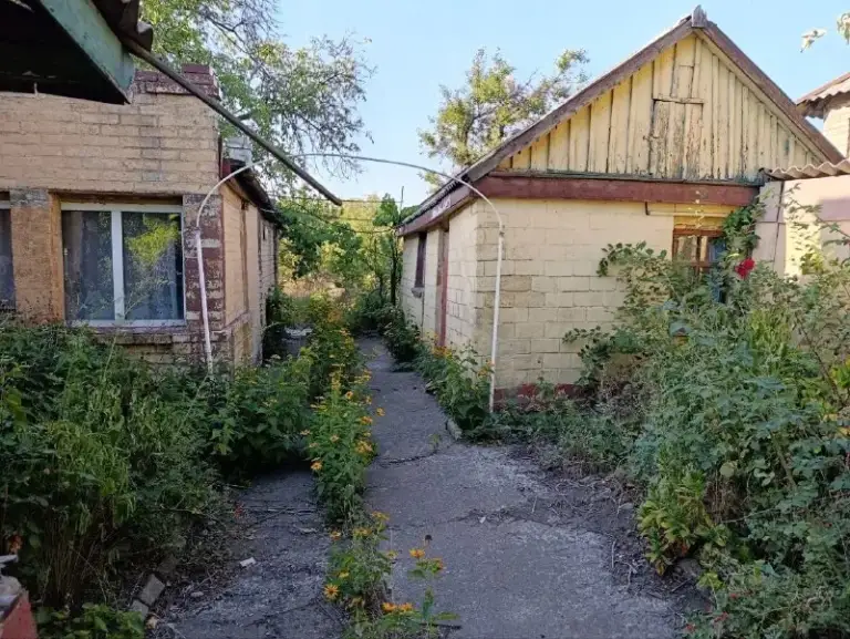 🏡Продается дом в пгт старомихайловка марьинский р-н днр

• Общая площадь дома 50 м2
• Земля–15 соток земли

• Есть летная кухня и хоз постройка
• Все что в доме остается покупателю
• Документы готовы
🔥Продажа от собственника

💴Цена: 1🍋500.000 руб
📍Торг
☎️+7(949) 405-37-70

📨Подписаться - фотография - 2
