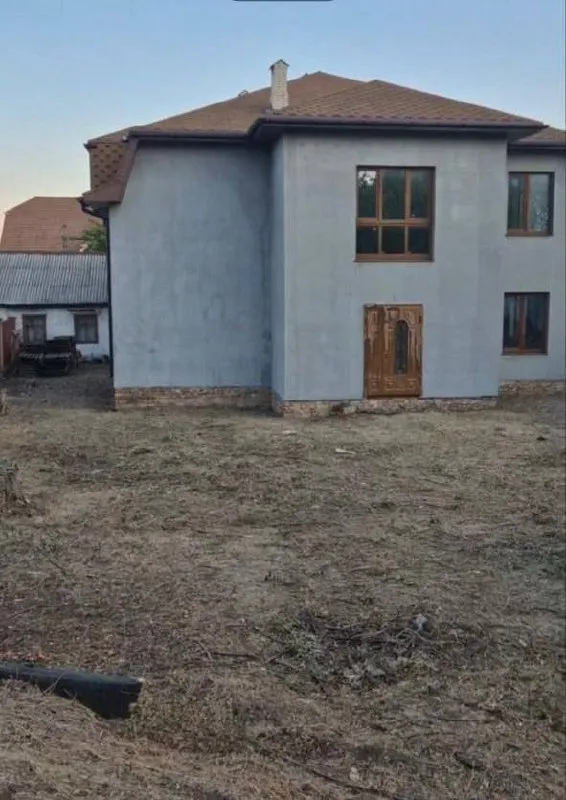 Продам просторный дом 450 м²

🌇Киевский район, гладковка. 📌

✅Дом состоит из двух этажей и цокольного этажа. В цоколе планировались спортзал, подсобные помещения и котельная.

✅Дом построен из тёплых керамоблоков (привезены из польши). Снаружи дополнительно утеплён минеральной ватой 5 см и отштукатурен.
✅Для отделки цокольного этажа на участке уже имеется природный камень.

✅Внутри дома выполнены основные работы:
- Полностью сделана внутренняя штукатурка
- Разведена электропроводка по всему дому
- Установлены мраморные подоконники
- Крыша - гибкая черепиц. .. B0.png')">💰 стоимость — 40 000 за м².
Это примерно 1/3 от текущей стоимости строительства такого дома.

👍Отличный вариант для тех, кто хочет закончить дом под себя и значительно сэкономить на строительстве.

📲☎️+7(967)135-22-29

Подписаться  |  📩дать объявление
📲Наш max - фотография - 1