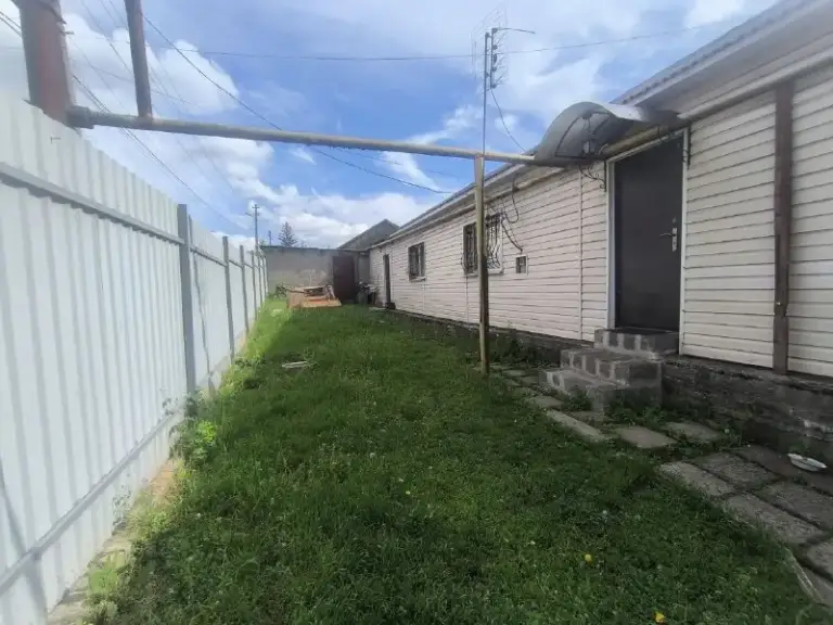 Аренда дома в кировском районе

Стройте свое пространство с агентством недвижимости город.
Вы мечтаете - мы реализовываем💫

🏗Район: кировский

Сдается в аренду дом в кировском районе, ул. Куприна, микрорайоне "мирный". Прекрасная локация.

Вода идёт каждый вечер!

📌 Улица куприна - микрорайон мирный
📌 Оптовый рынок в пешей доступности
📌 Колонка автомат
📌 Газовая колонка

📌 Просторная кухня
📌Дом полностью меблирован
📌 Вся необходимая бытовая техника
📌 Wi-fi

🏪 Рядом вся инфраструктура: магазины, школы, детские сады, автостанция, парковая зона, фитнес центр

Остановка общественного транспорта — удобная транспортная развязка в любую
Точку города

Показ возможен в любое время.

Услуги агентства по факту вселения при подписании договора.

Коммунальные услуги включены.

💵Цена: 45 000 рублей
☎️Телефон: +7 (949) 585 49 55 - фотография - 1