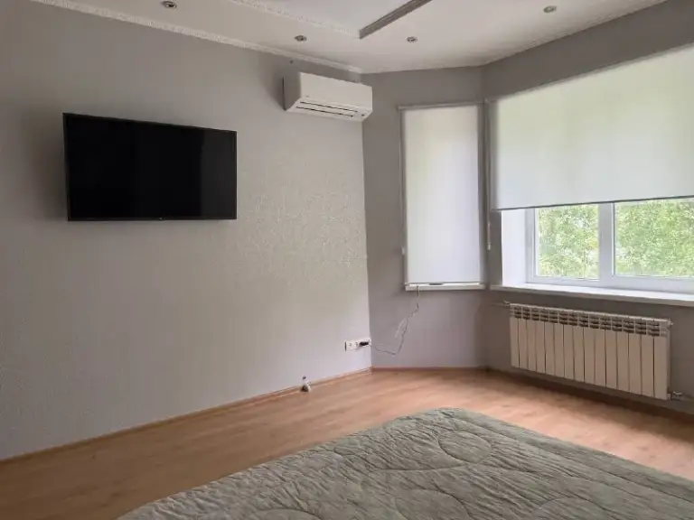 Продается трехкомнатная квартира
🌇Донецк, в киевском районе (детский мир, выход на артема). 📌
✅С новым качественным ремонтом площадь 78 кв. М.
✅Этаж 3/5.
✅Кухня-гостиная.
✅Две изолированные спальни.
✅Просторная лоджия.
🎁Вся мебель и техника остается. - фотография - 5