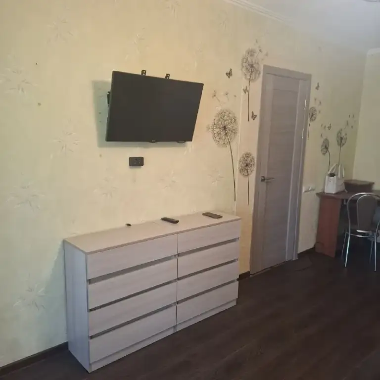Продам однокомнатную квартиру

🌇Донецк, калининский район пр. Ильича мясокомбинат📌

✅4/5 Этаж.
👍Отличное месторасположение!
✅Дом во дворе !
✅Удобная транспортная развязка! Рядом школы, дет садики, торговые центры, рынки. 🔥заменены все коммуникации, новая угловая ванна
✅Квартира ухоженная, полностью укомплектована мебелью и техникой, вплоть до мелочей! Заходи, живи!
❗️Идеальный вариант для сдачи в аренду.

💰Стартовая цена
3,2 Млн. ₽ возможен торг.

📲☎️+79493389894 Ан евгения - фотография - 4