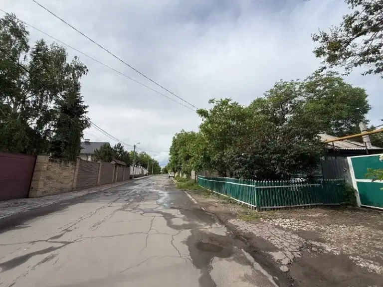 Продажа дома с участком в донецке!центр калининского района!

Ан «статус» - твой выбор в мире недвижимости!

📍Адрес: г. Донецк, ул. Краснодонская.

✅Площадь дома: 80 м²;
✅Участок: 8 соток;
✅Земля не приватизирована.

🏗️Дом расположен в самом центре калининского района — отличная локация для комфортной жизни!

💸 3 300 000 Руб.

☎️+79495753652
📞+79496455686
📞+79490774949 - фотография - 2