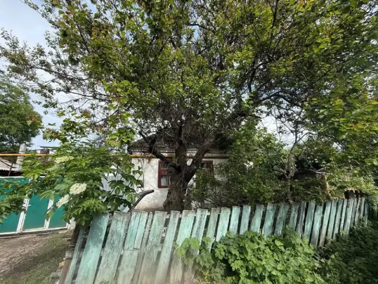 Продажа дома с участком в донецке!центр калининского района!

Ан «статус» - твой выбор в мире недвижимости!

📍Адрес: г. Донецк, ул. Краснодонская.

✅Площадь дома: 80 м²;
✅Участок: 8 соток;
✅Земля не приватизирована.

🏗️Дом расположен в самом центре калининского района — отличная локация для комфортной жизни!

💸 3 300 000 Руб.

☎️+79495753652
📞+79496455686
📞+79490774949 - фотография - 3