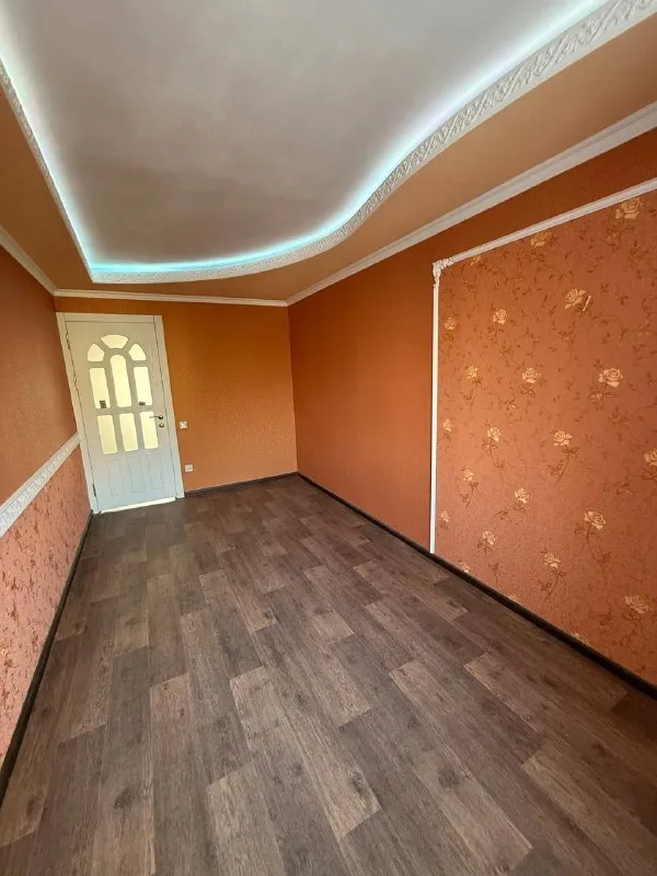 Продается 2х комнатная квартира

🌇Донецк в куйбышевском районе, проспект кремлевский 1.📌

🏢Этаж - 4/5
✅Общая площадь квартиры - 43 м2, кухня - 7 м2.
👍Квартира с отличным ремонтом, после ремонта не жили,   ремонт производился с 2014-2022 года.
✅Коммуникации новые
❗️Без мебели
✅Квартира не угловая - фотография - 3