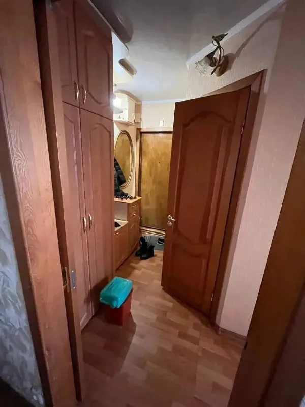 Продам трехкомнатную квартиру
🌇Донецк, киевский район, по адресу: проспект мира, 46📌
✅Площадью 58 м² в хорошем состоянии с новым ремонтом.
✅Установлены металлопластиковые окна, имеется просторная застекленная лоджия.
❗️Планировка смежно-проходная, а также предусмотрена большая кладовая и комната в подвальном помещении, полностью оборудованная электричеством и полками для хранения вещей.
✅Санузел совмещенный.
👍Квартира полностью готова к проживанию и продается с мебелью и техникой. - фотография - 1