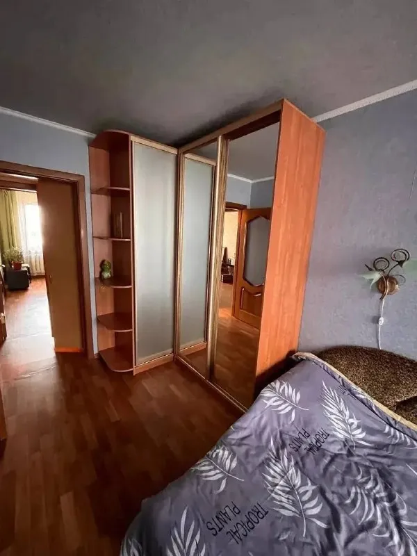 Продам трехкомнатную квартиру
🌇Донецк, киевский район, по адресу: проспект мира, 46📌
✅Площадью 58 м² в хорошем состоянии с новым ремонтом.
✅Установлены металлопластиковые окна, имеется просторная застекленная лоджия.
❗️Планировка смежно-проходная, а также предусмотрена большая кладовая и комната в подвальном помещении, полностью оборудованная электричеством и полками для хранения вещей.
✅Санузел совмещенный.
👍Квартира полностью готова к проживанию и продается с мебелью и техникой. - фотография - 4