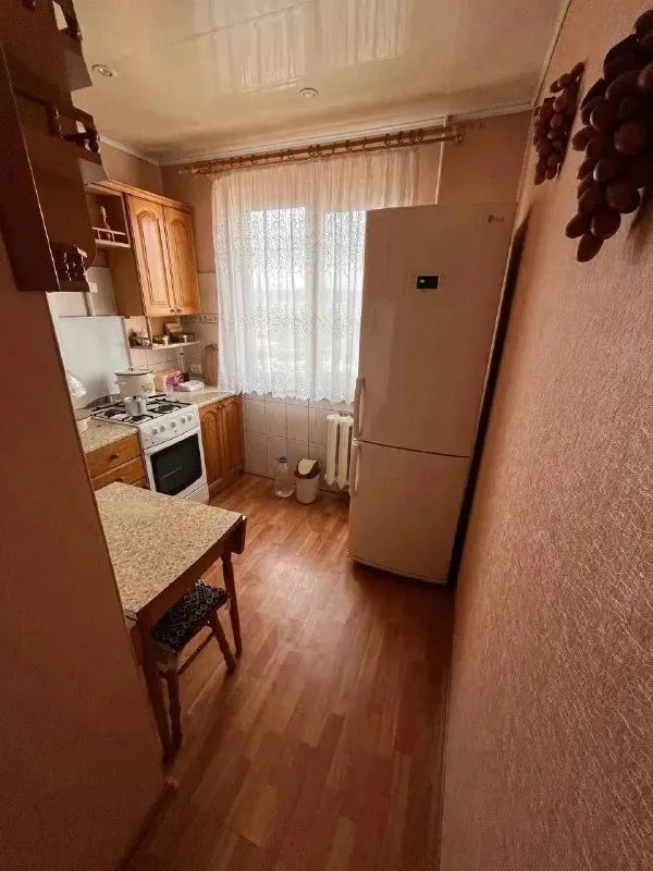 Продам трехкомнатную квартиру
🌇Донецк, киевский район, по адресу: проспект мира, 46📌
✅Площадью 58 м² в хорошем состоянии с новым ремонтом.
✅Установлены металлопластиковые окна, имеется просторная застекленная лоджия.
❗️Планировка смежно-проходная, а также предусмотрена большая кладовая и комната в подвальном помещении, полностью оборудованная электричеством и полками для хранения вещей.
✅Санузел совмещенный.
👍Квартира полностью готова к проживанию и продается с мебелью и техникой. - фотография - 5