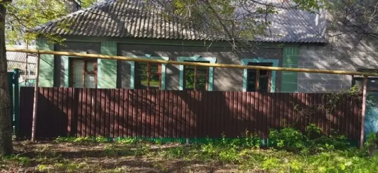 🏡Продаётся 4-х комнатный отдельно стоящий дом
🌇Город: донецк днр
🏙️Район: киевский р-н
🗺Проспект партизанский

• Общая площадь дома 74 м2

• Дом построен из кирпича
Газифицированный, газовое отопление
• Есть газовая колонка

• Санузел в доме, требуется косметический ремонт дома

• Участок 5 соток земли, на территории участка есть двухэтажный гаражный бокс, общей площадью 110 м2, размер гаража 6х9 м
• Высота потолка 4 м

• Пол бетонный, есть смотровая яма и большие ворота
🔥Собственник

💴Цена: 5🍋200.000 рублей
☎️+7(978) 752-59-43

📨Подписаться - фотография - 1